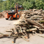 Creix la demanda de biomassa per culpa de la crisi energètica i el sector reclama ajuts per evitar desabastiment Un treballador amb una màquina per moure llenya a punt per vendre al Ripollès Data de publicació: dijous 22 de setembre del 2022, 07:00 Localització: Sant Pau de Segúries Autor: Lourdes Casademont