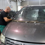 L’empresa que repara els vidres trencats per la pedregada al firal de la Bisbal es trasllada a una antiga bugaderia