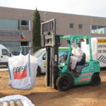 Uns 180 veïns s’apunten a la recollida d’uralita per a particulars del Consell del Baix Empordà per la pedregada Un operari mou una saca amb restes de fibrociment amb un toro mecànic en la zona habilitada pel Consell Comarcal del Baix Empordà Data de publicació: dimecres 07 de setembre del 2022, 11:00 Localització: La Bisbal d'Empordà Autor: Aleix Freixas