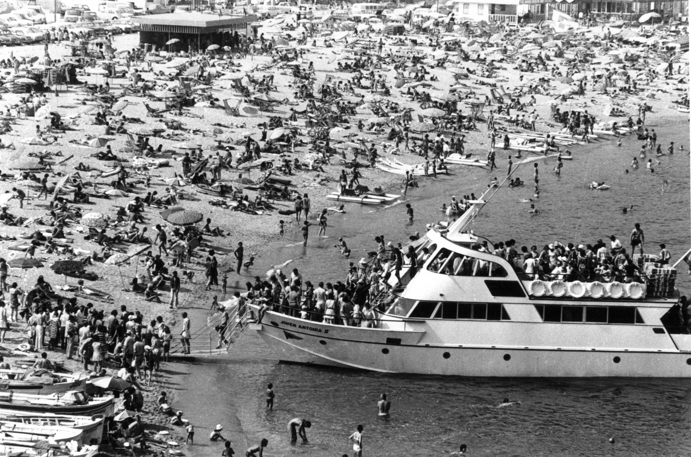 Platja Gran de Tossa de Mar plena de banyistes, estiu de 1977  Autor: Diputació de Girona. INSPAI, Centre de la Imatge. Fons L'Indépendant (autoria desconeguda)