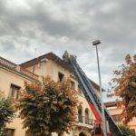 La Bisbal a disposició per facilitar la reparació de les teulades afectades per la pedregada Els Bombers de la Generalitat revisant la teulada d'un edifici a la Bisbal d'Empordà - Imatge cedida per l'Ajuntament