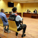 La víctima de l’atac amb sosa càustica a Sant Feliu de Guíxols exculpa l’acusat al judici i creu que no volia fer-li mal L'acusat de ruixar amb sosa càustica la parella a Sant Feliu de Guíxols. Foto del judici a l'Audiència de Girona - Marina López