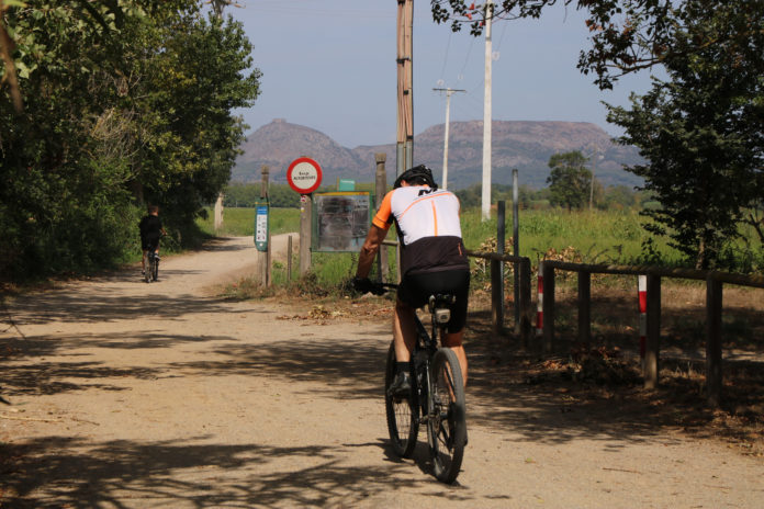 Dos ciclistes al camí de sauló que està previst que talli el vial nord - Ariadna Reche / ACN