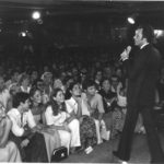 El fons d’imatge de la Diputació de Girona s’amplia amb 25.000 fotografies de la Costa Brava dels anys setanta Actuació del cantant Julio Iglesias a la discoteca Palladium de Platja d'Aro, juliol de 1977 Autor: Diputació de Girona. INSPAI, Centre de la Imatge. Fons L'Indépendant (J. Roig)