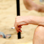 Salut prepara una llei per prohibir fumar en espais com terrasses, entrades d’escoles, i parades de bus Una dona subjecta un cigarro mentre conversa amb informadors a la platja de la Nova Icària Data de publicació: dilluns 25 de juliol del 2022, 13:21 Localització: Barcelona Autor: Blanca Blay