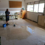 La pluja provoca goteres a l’escola de la Bisbal afectada per la pedregada i obliga a suspendre classes a quatre cursos L'estat en què ha quedat una de les aules de l'escola de la Bisbal - Cedida per l'AFA