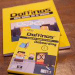 Dos empordanesos creen un joc i un còmic perquè els treballadors estiguin més “contents” a la feina 'Doffinos' mostra a toc d'humor la mecànica de la vida laboral