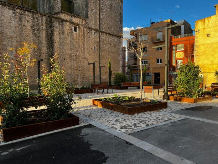 privat:-finalitzen-les-obres-de-la-centrica-placa-del-priorat-de-santa-anna