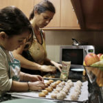 Els panellets superen la crisi de preus i segueixen omplint les llars per Tots Sants