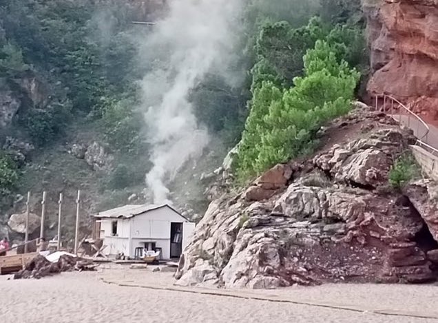 La guingueta de la platja Illa Roja de Begur crema plàstics i canyes el 22 d'octubre del 2022 - Imatge de 'Salvem el nudisme a l'Illa Roja'
