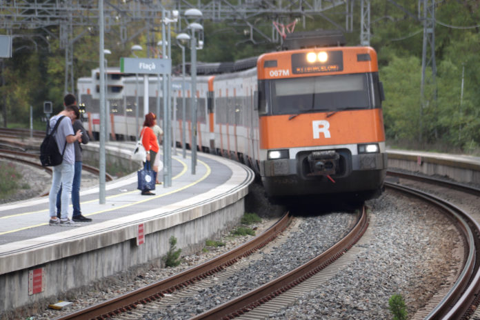 Un tren de rodalies arriba a l'estació de Flaçà Data de publicació: dimarts 18 d’octubre del 2022, 07:00 Localització: Palamós Autor: Aleix Freixas