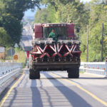 Els pagesos de Verges, indignats. Els tractors no caben al pont acabat de reformar Una recol·lectora creua pel pont de Verges trepitjant el carril contrari per la falta d'espai Data de publicació: dilluns 03 d’octubre del 2022, 14:04 Localització: Verges Autor: Aleix Freixas