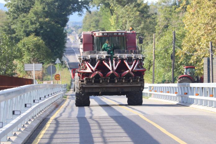 Una recol·lectora creua pel pont de Verges trepitjant el carril contrari per la falta d'espai Data de publicació: dilluns 03 d’octubre del 2022, 14:04 Localització: Verges Autor: Aleix Freixas