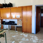 Les pluges del cap de setmana produeixen filtracions al sostre de l’escola Joan Margarit de la Bisbal Una classe de l'escola Joan Margarit amb el terra ple de guix que ha caigut del sostre arran de les fortes pluges del cap de setmana Data de publicació: dilluns 10 d’octubre del 2022, 12:09 Localització: La Bisbal d'Empordà Autor: Imatge cedida a l'ACN per l'AFA de l'escola Joan Margarit