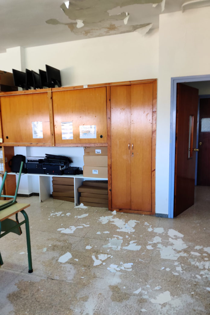 Una classe de l'escola Joan Margarit amb el terra ple de guix que ha caigut del sostre arran de les fortes pluges del cap de setmana Data de publicació: dilluns 10 d’octubre del 2022, 12:09 Localització: La Bisbal d'Empordà Autor: Imatge cedida a l'ACN per l'AFA de l'escola Joan Margarit