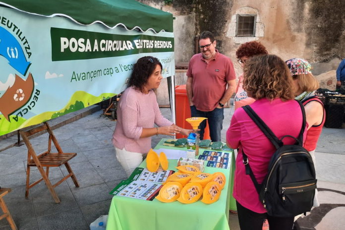 Carme Arigita, Educadora Ambiental; Marc Calvet, regidor de Gestió de Residus, i Maribel Canales, tècnica de Medi Ambient.