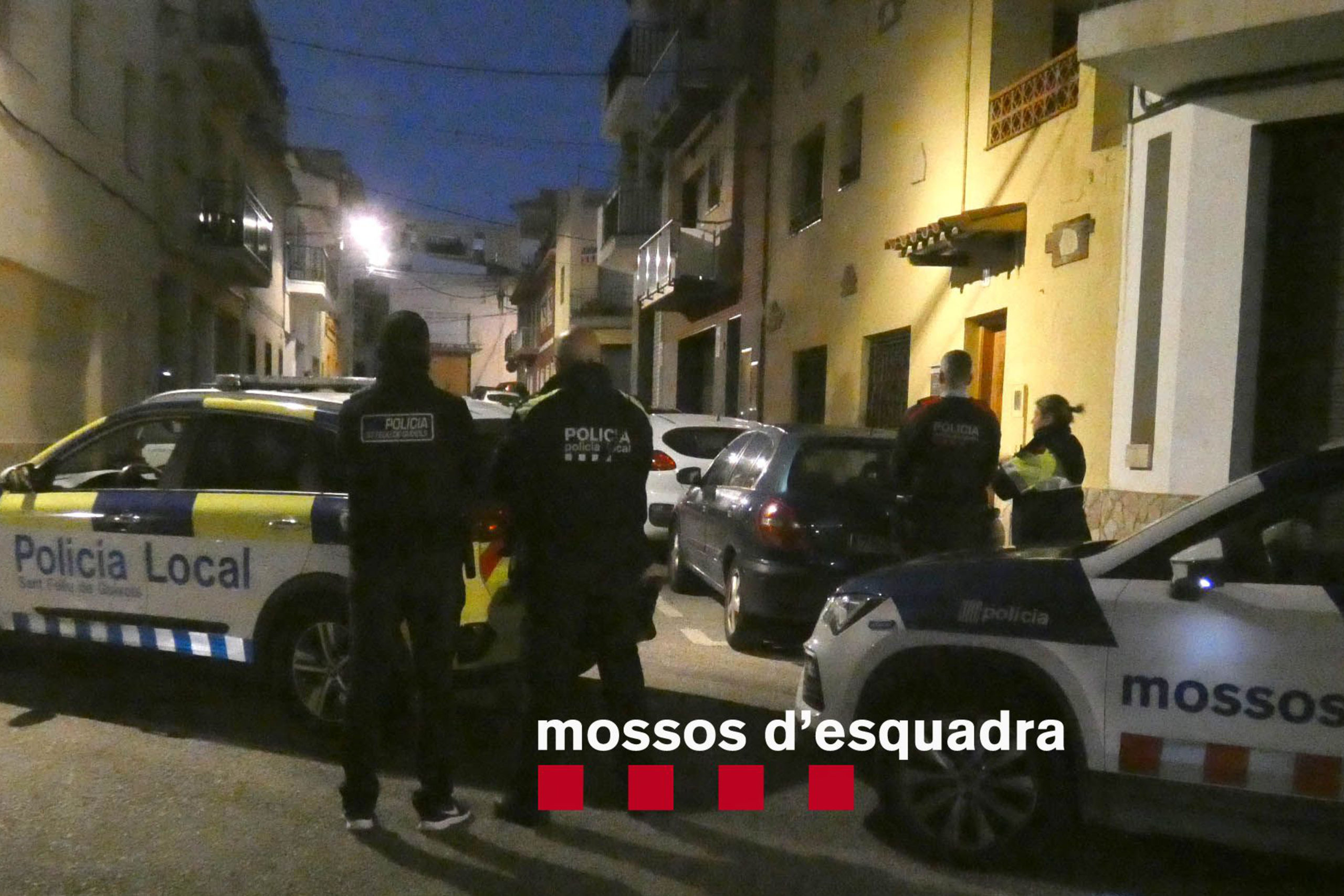 Diversos agents dels Mossos d'Esquadra i la Policia Local de Sant Feliu de Guíxols en l'operatiu per desmantellar un cultiu de marihuana