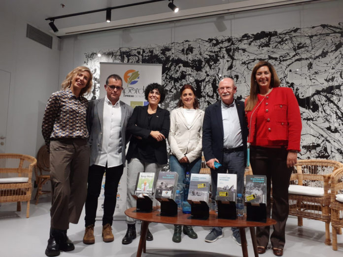 El president del Consell Comarcal del Baix Empordà, Joan Manel Loureiro, acompanyat de l'equip del Premi Empordà de Novel·la a la Llibreria Ona de Barcelona