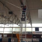 privat:-l’ajuntament-de-sant-feliu-de-guixols-esta-canviant-els-focus-dels-dos-pavellons-d’esports-de-la-ciutat-per-reduir-ne-el-consum-energetic