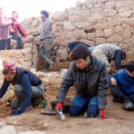 Els arqueòlegs d’Empúries troben les restes d’un santuari del segle VI aC possiblement dedicat a Dèmeter Els arqueòlegs excavant la zona de l'antic santuari Data de publicació: divendres 11 de novembre del 2022, 12:36 Localització: L'Escala Autor: Xavier Pi
