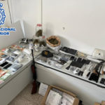 Presó provisional sense fiança pels sis líders de la banda criminal dedicada al tràfic de drogues de Palafrugell Els 130.000 euros, armes, mòbils i droga que els tres cossos policials van intervenir als 17 detinguts en un operatiu contra el tràfic de drogues - Imatge cedida a l'ACN per la Policia Nacional