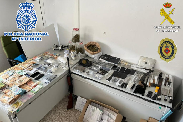 Els 130.000 euros, armes, mòbils i droga que els tres cossos policials van intervenir als 17 detinguts en un operatiu contra el tràfic de drogues - Imatge cedida a l'ACN per la Policia Nacional