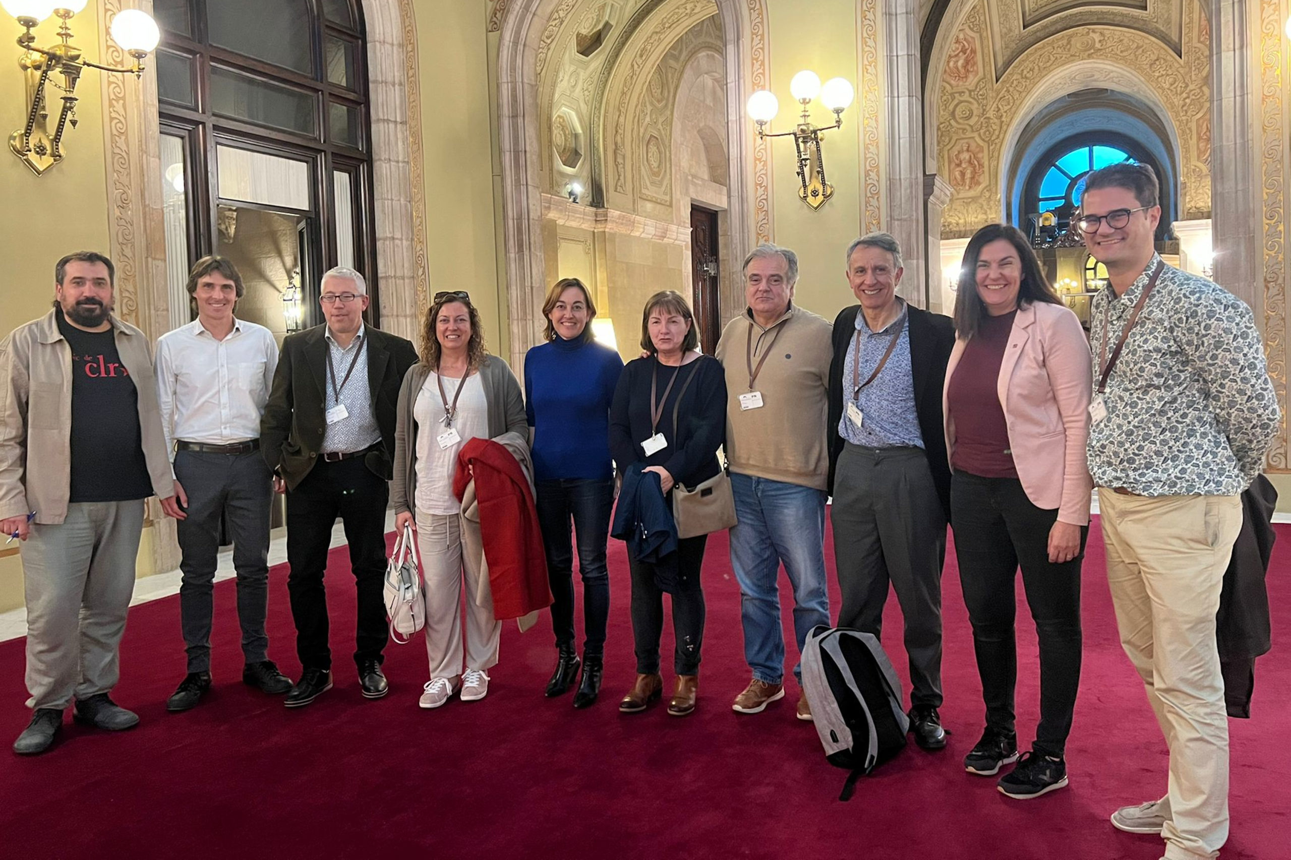 Membres del CAC amb les entitats de defensa de Radio Liberty al Parlament, després de l'aprovació de la resolució presentada pel PSC