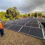 La Biblioteca de Palamós genera bona part de l’energia elèctrica que consumeix amb el nou sistema de plaques solars