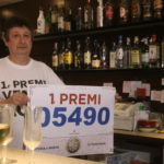 L’administrador de loteria de Platja d’Aro que ha venut tres dècims de la Grossa: “No sabem a qui però estem contents” El propietari de l'administració de Platja d'Aro mostrant el dècim premiat amb la grossa de Nadal / Gemma Tubert