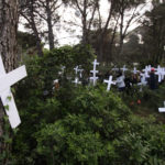 SOS Costa Brava desplega creus a la pineda d’en Gori com a acció de denúncia pel tercer edifici que s’hi vol construir