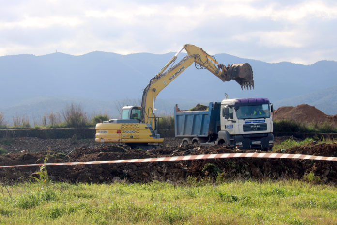 Una excavadora i un camió treballant al paratge de Vacamorta Data de publicació: dilluns 19 de desembre del 2022, 13:50 Localització: Cruïlles, Monells i Sant Sadurní de l'Heura Autor: Xavier Pi