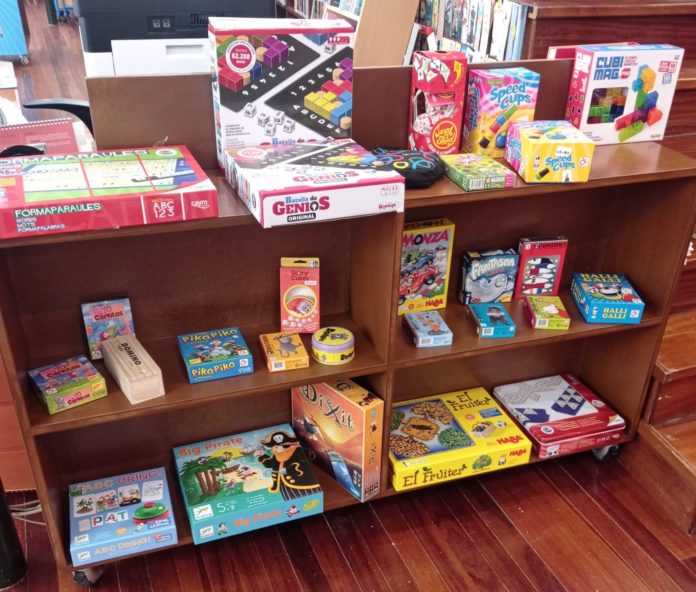 privat:-la-biblioteca-salvador-raurich-incorpora-jocs-de-taula-per-a-totes-les-edats