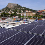 Els ports de la Costa Brava destinaran més de 10 MEUR a la transició energètica en els propers set anys El sostre d'un edifici del port nàutic de l'Estartit amb plaques solars amb la muntanya del Rocamaura i la població de l'Estartit de fons Data de publicació: dijous 26 de gener del 2023, 16:02 Localització: Estartit Autor: Imatge cedida a l'ACN pel Club Nàutic Estartit