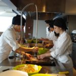 Palamós ha obert les inscripcions per participar en dos cursos de formació professional gratuïts un grup de joves en el curs d'especialista en peix d'una edició passada.