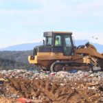 Desacord entre Generalitat i ajuntaments per qui ha de pagar el tancament de l’abocador de Solius Una màquina trepitja les deixalles de l'abocador de Solius per compactar-les Data de publicació: dimecres 18 de gener del 2023, 17:20 Localització: Llagostera Autor: Xavier Pi / Aleix Freixas