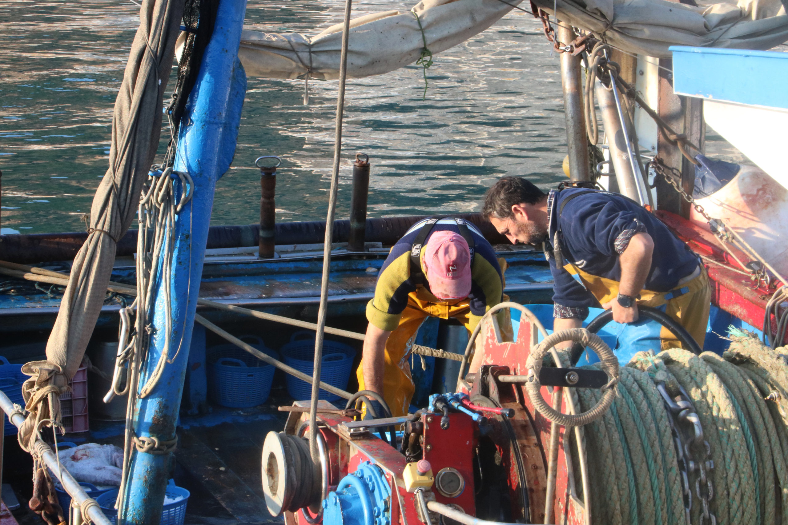 Uns pescadors feinejant al port de Blanes - Gemma Tubert - ACN