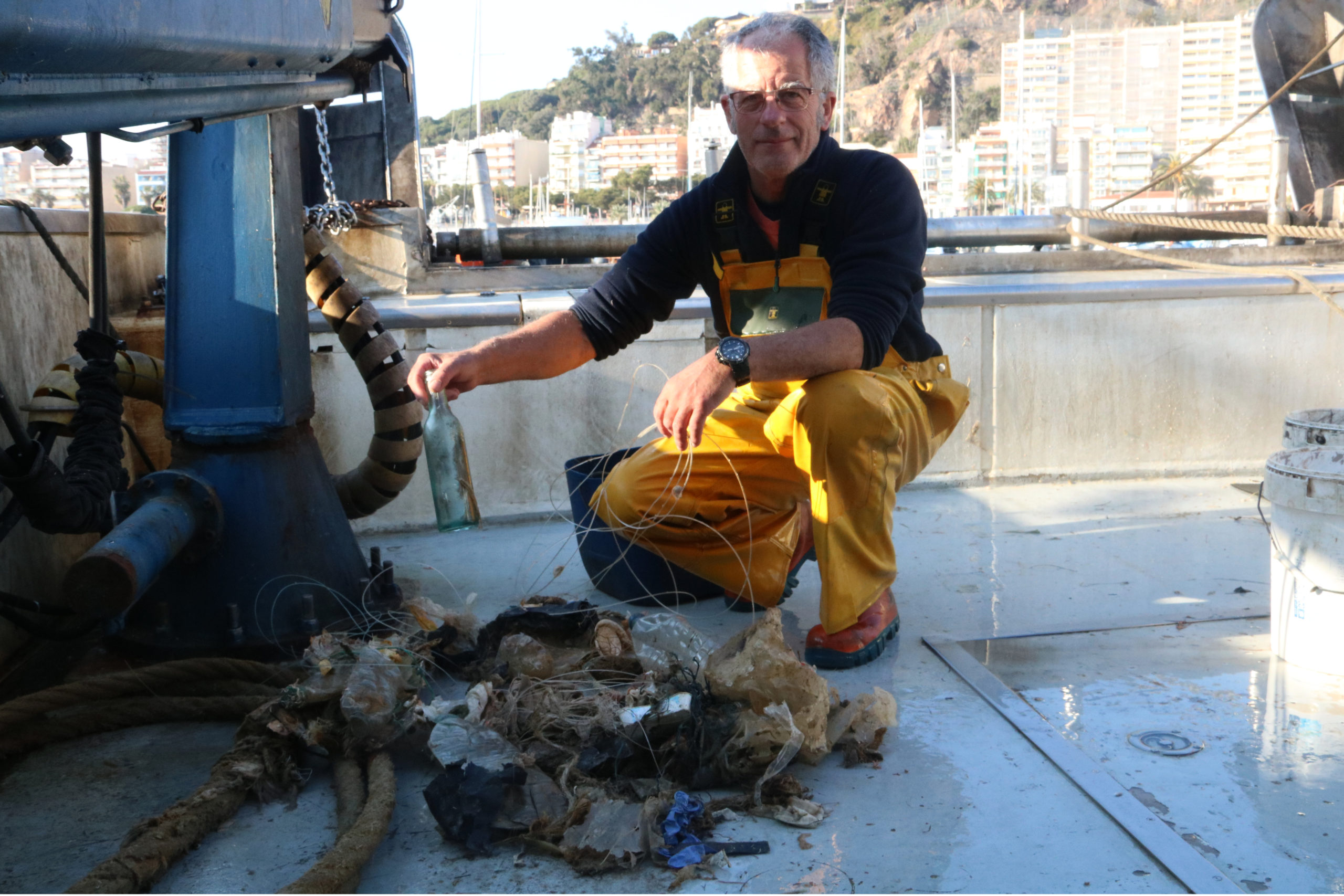Un pescador mostra algunes de les deixalles recollides a la seva embarcació - Gemma Tubert - ACN