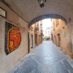 La Bisbal col·loca un mural ceràmic commemoratiu dels 700 anys del mercat al Portal de la Riera