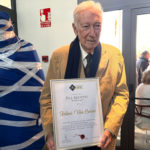 Mor l’empresari i mecenes cultural Antoni Vila Casas, impulsor del Museu Can Mario i el Palau Solterra Antoni Vila Casas amb el diploma que el distingeix com a Fill Adoptiu de Palafrugell - Imatge Ajuntament de Palafrugell