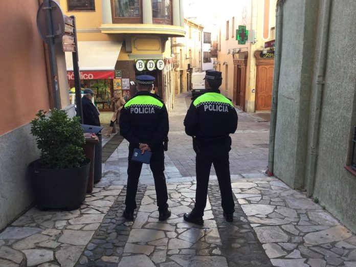 privat:-la-policia-local-de-palafrugell-dete-dues-persones-“in-fraganti”-per-robatoris-amb-forca-i-a-un-grup-de-menors-que-realitzava-petits-furts