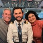 Un jove pilot d’avió d’Ullà es fa viral amb un missatge pels seus pares Jordi Jacas, pilot d'avió, amb els seus pares en una imatge d'Instagram