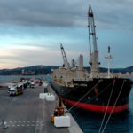 El tràfic de mercaderies al port de Palamós creix un 3% respecte al 2021 Un mercant descarregant pasta de paper a Palamós - Imatge de Ports de la Generalitat