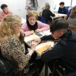 Palamós fomenta el contacte entre la gent gran i la gent jove amb un curs sobre noves tecnologies Noves tecnologies Palamós