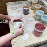 Col·loquen 150 rajoles dissenyades per turistes al carrer de l’Aigüeta de la Bisbal Rajoles Bisbal Trepara't 2022