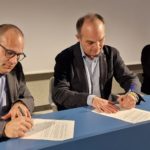 Compromís per La Bisbal i Junts signen un pacte de coalició electoral el president de Compromís per La Bisbal Martí Pérez, la regidora i candidata a l’alcaldia Eva Rovira i el regidor Josep M Plaja, en representació del grup municipal i el secretari general de Junts, Jordi Turull.