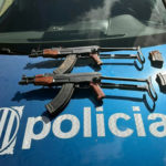 Els treballadors d’una obra a Castell d’Aro troben dos fusells d’assalt kalàixnikov enterrats amb roba i cinta americana Mossos Castell d'Aro armes