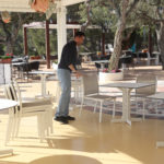 La Setmana Santa preveu ocupacions hoteleres d’entre el 70% i el 85% a les comarques gironines Un treballador de l'hotel Sant Roc de Calella de Palafrugell prepara la terrassa pels visitants d'aquesta Setmana Santa - Imatge de l'ACN/Aleix Freixas