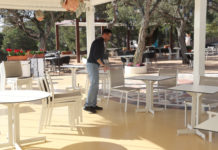 La Setmana Santa preveu ocupacions hoteleres d’entre el 70% i el 85% a les comarques gironines Un treballador de l'hotel Sant Roc de Calella de Palafrugell prepara la terrassa pels visitants d'aquesta Setmana Santa - Imatge de l'ACN/Aleix Freixas