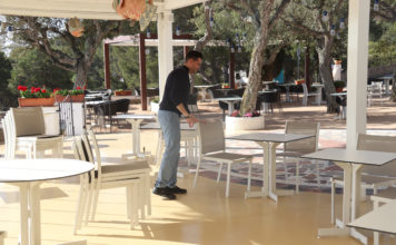 La Setmana Santa preveu ocupacions hoteleres d’entre el 70% i el 85% a les comarques gironines Un treballador de l'hotel Sant Roc de Calella de Palafrugell prepara la terrassa pels visitants d'aquesta Setmana Santa - Imatge de l'ACN/Aleix Freixas