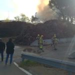Cremen unes restes a la deixalleria de Calonge